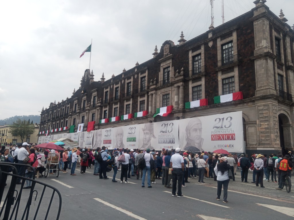 Seis grupos de manifestantes le dan la “bienvenida” a Delfina Gómez; le exigen&nbsp;audiencia