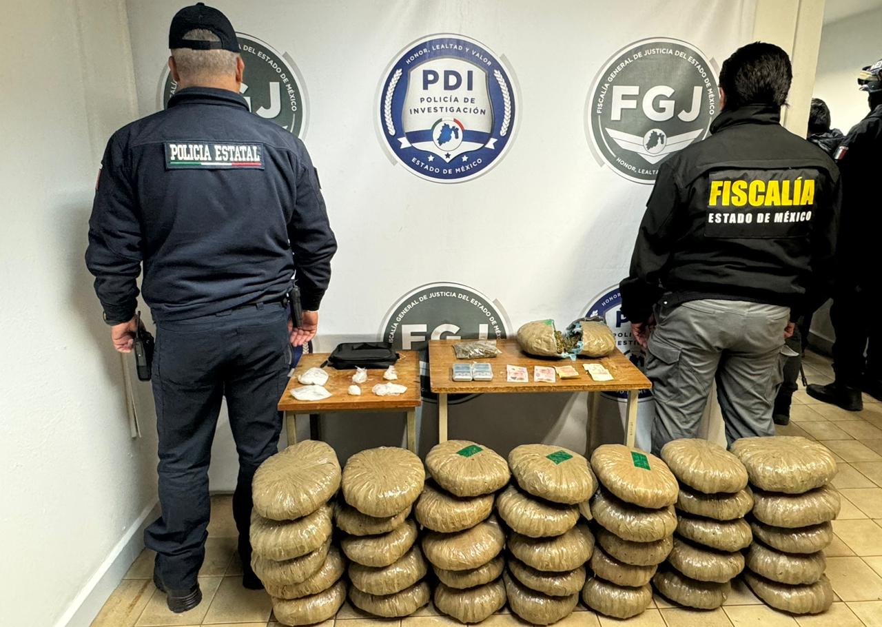 Aseguran a dos con 36 paquetes de marihuana en Calimaya