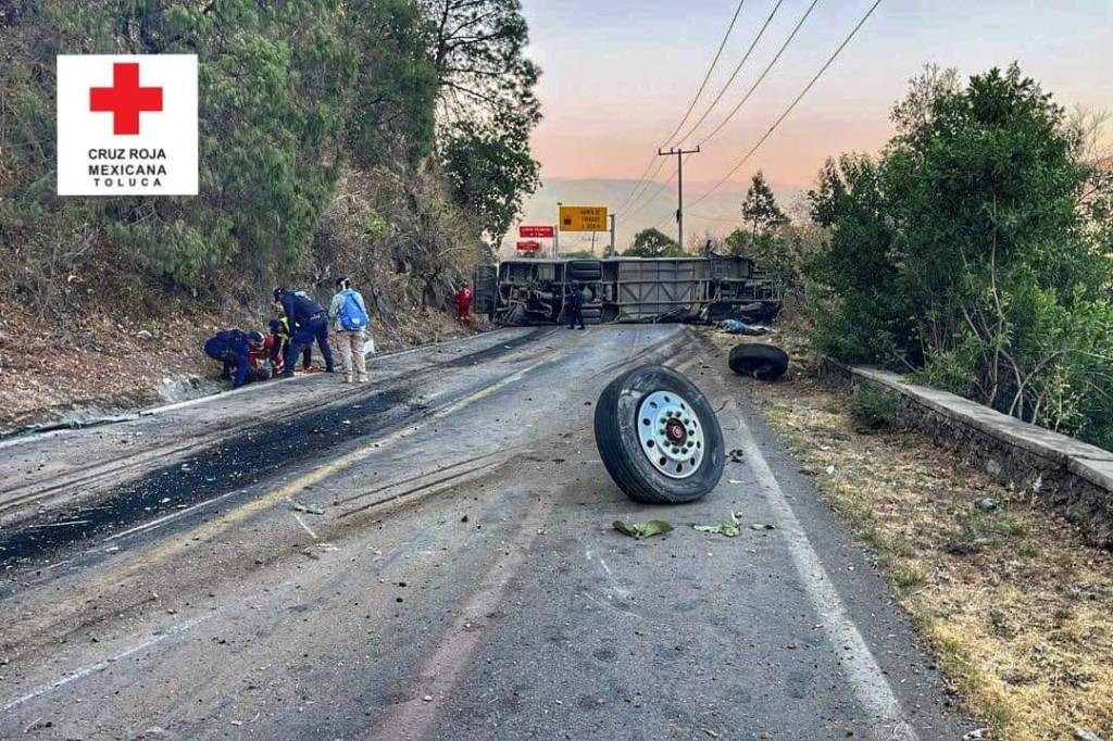 Volcadura de camión en Malinalco deja 14 decesos y 31&nbsp;lesionados