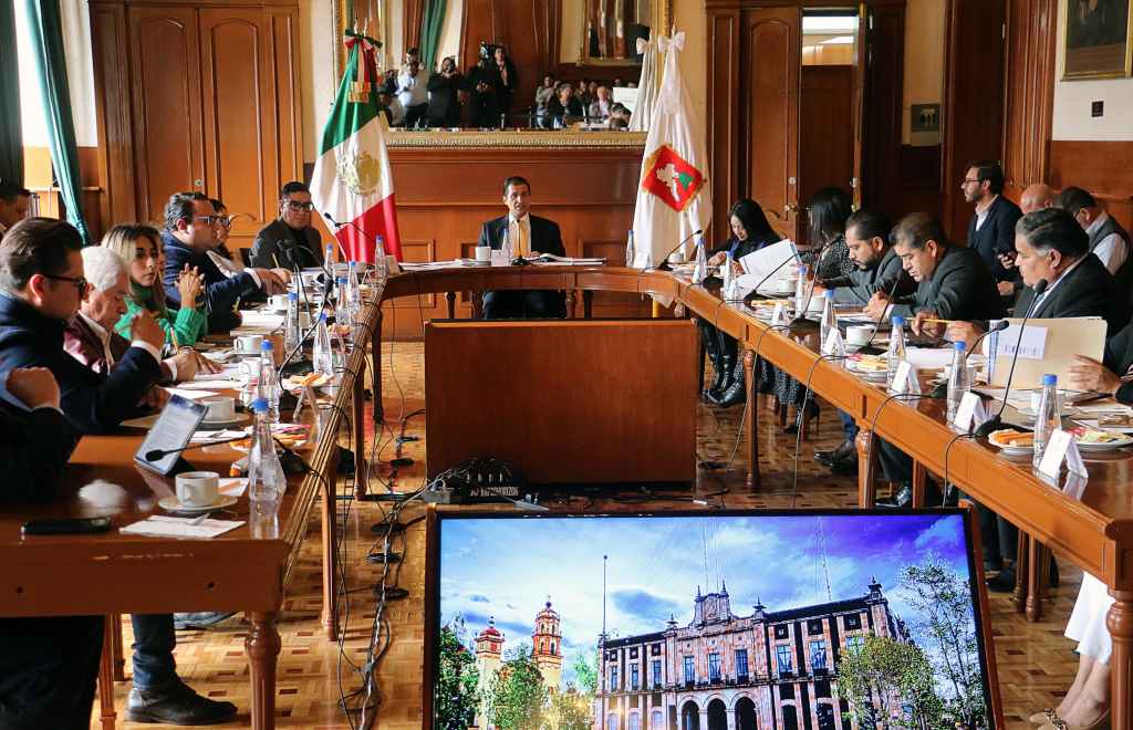 Alcalde de Toluca Juan Maccise escucha y detalla a vecinos de zona norte acciones de&nbsp;bacheo