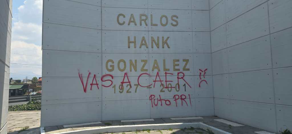 Tras “grafitear” monumento de Hank aseguran 2 periodistas y 1&nbsp;activista