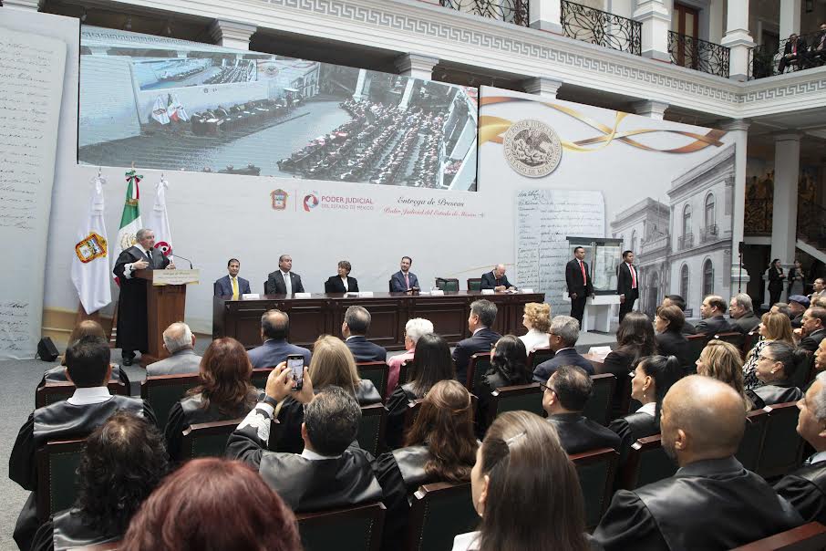 Reconoce trayectoria y aporte con Presea Judicial