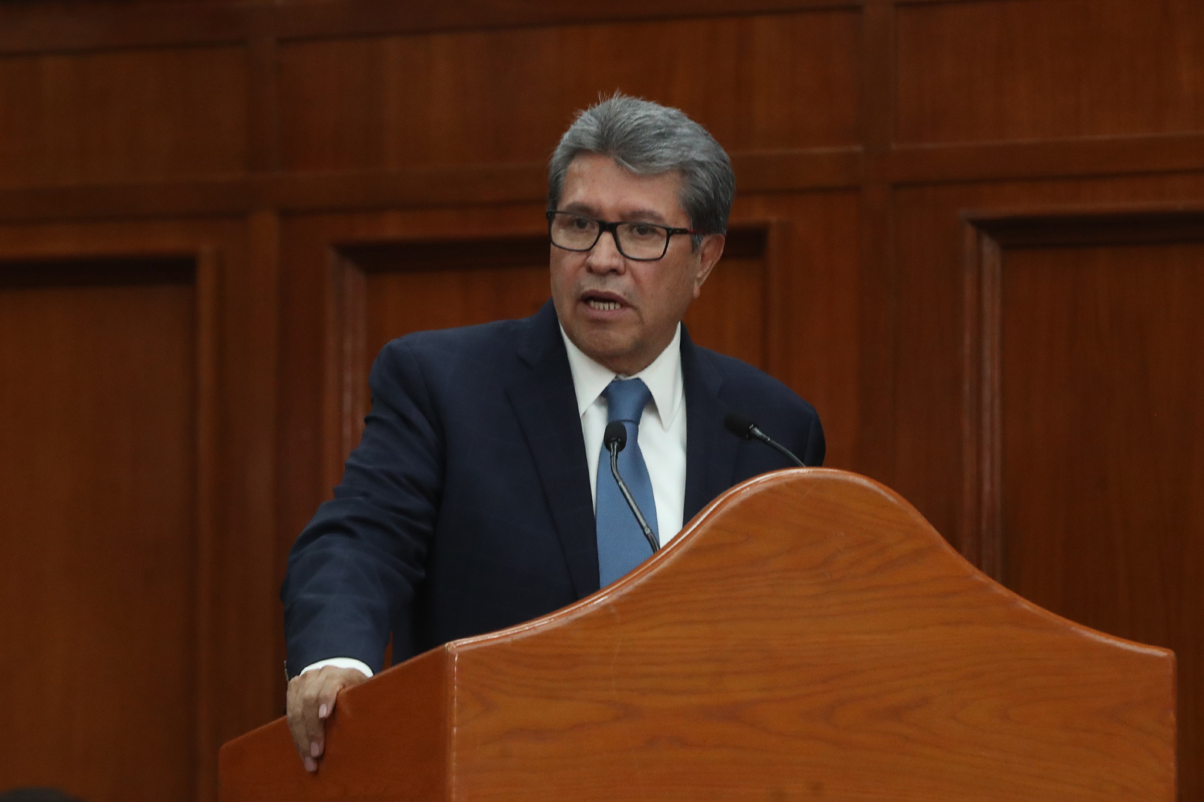 En Toluca Ricardo Monreal “otorga” un balde de agua fría a Magistrados, Ministros y Jueces