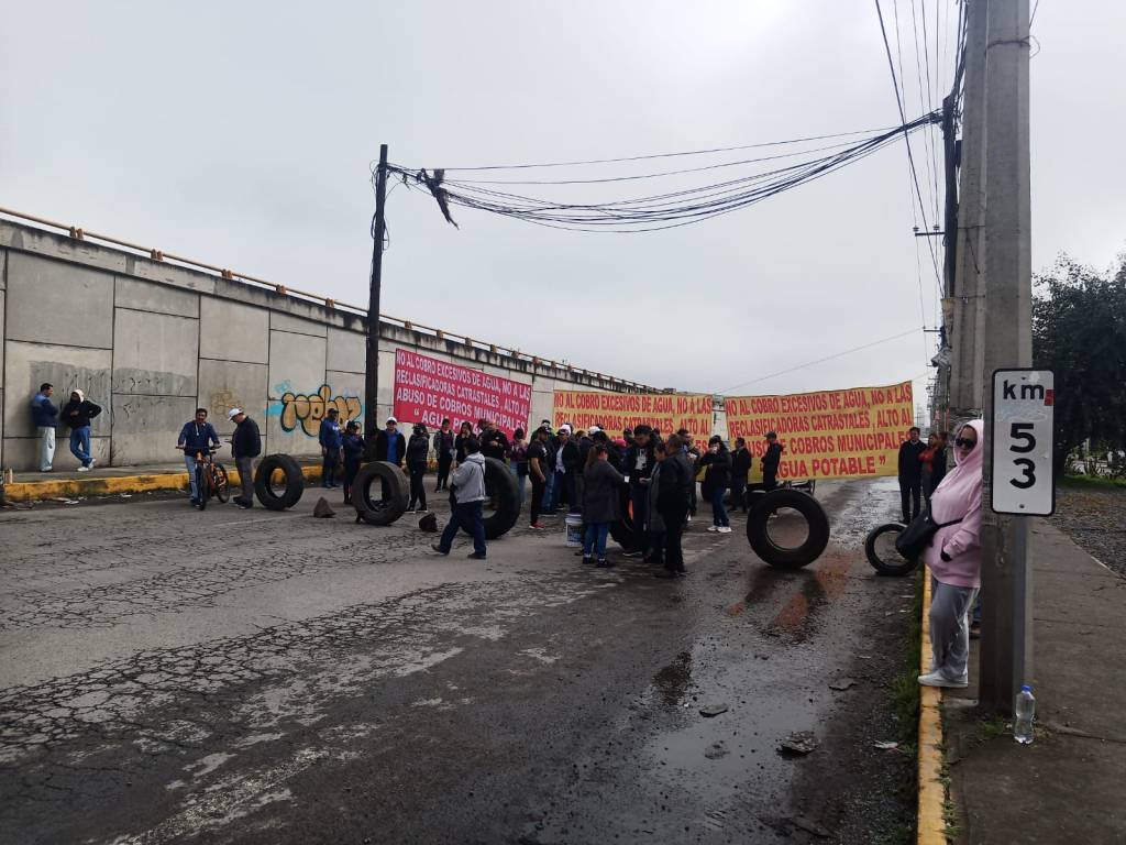 Bloquen lateral de carretera Toluca-Naucalpan,  vecinos de Villa Toscana consideran que no deben pagar 3,500 pesos por servicio de agua porque son zona popular y no Residencial Tipo&nbsp;«B»