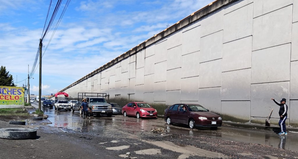 Jóvenes realizan desazolve manual en busca de una&nbsp;“cooperación”