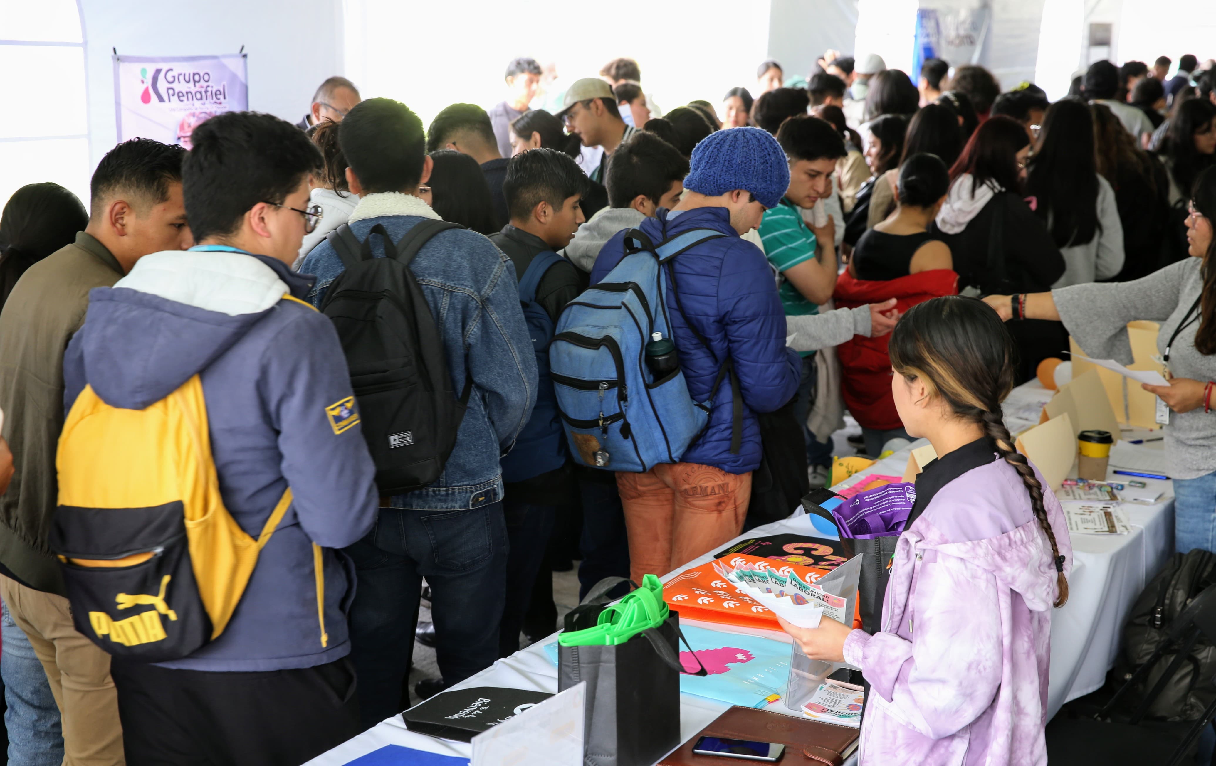 Gobiernos, academia y empresas acercan empleos a universitarios
