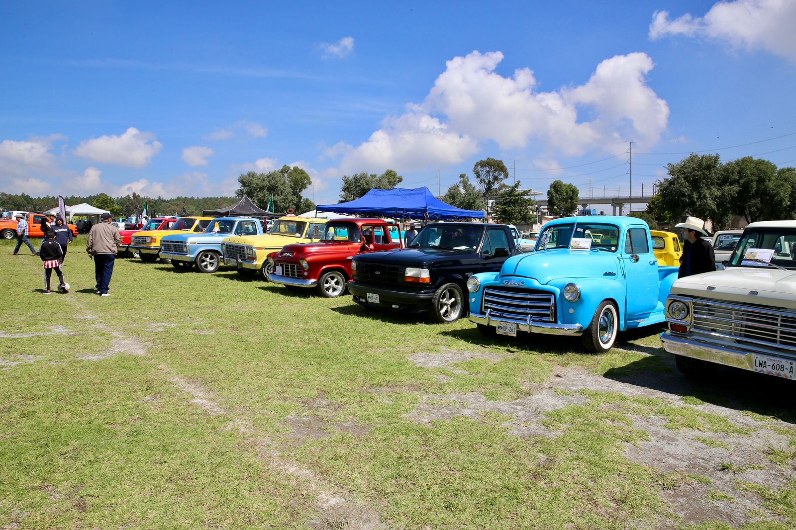 Presumen camionetas «Pick Ups» antiguas en Toluca