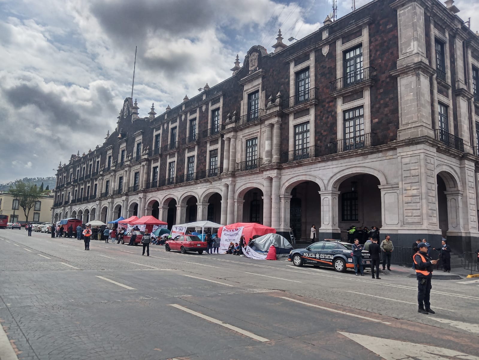 Maestros mantienen plantón para exigir plazas y retabulación de salarios