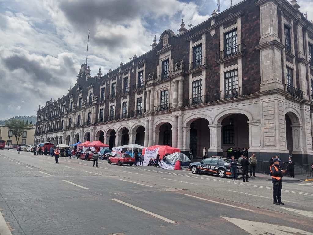 Maestros mantienen plantón para exigir plazas y retabulación de&nbsp;salarios