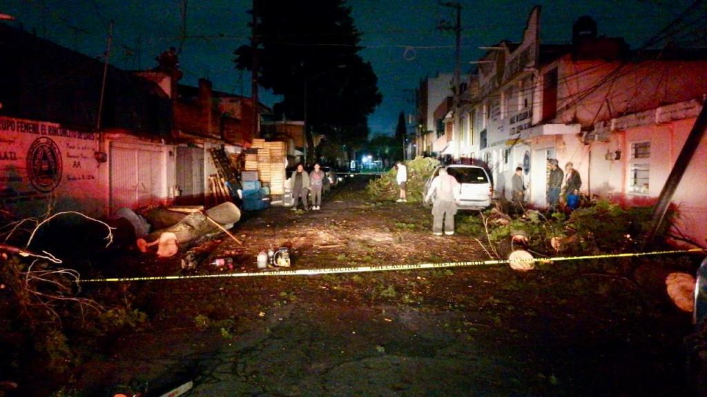 Caída de árboles, postes, inundación, encharcamientos  y oquedad  en Capultitlán fueron atendidas por cuadrillas de Bomberos de&nbsp;Toluca