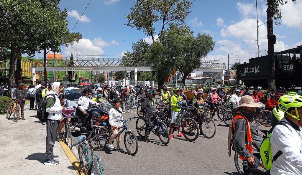 Trabajadores, deportistas y vecinos de Toluca rodaron en pro de ciclovía proyectada en Isidro&nbsp;Fabela
