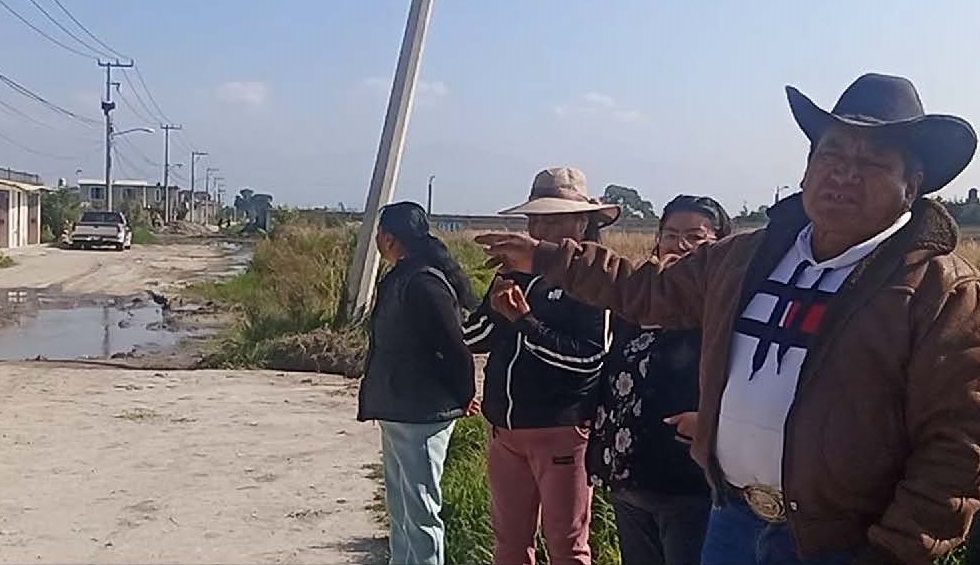 Vecinos exigen a alcaldesa Erika Sevilla permita la conexión de sus hogares a red de drenaje… hoy sus descargas van a la vía pública
