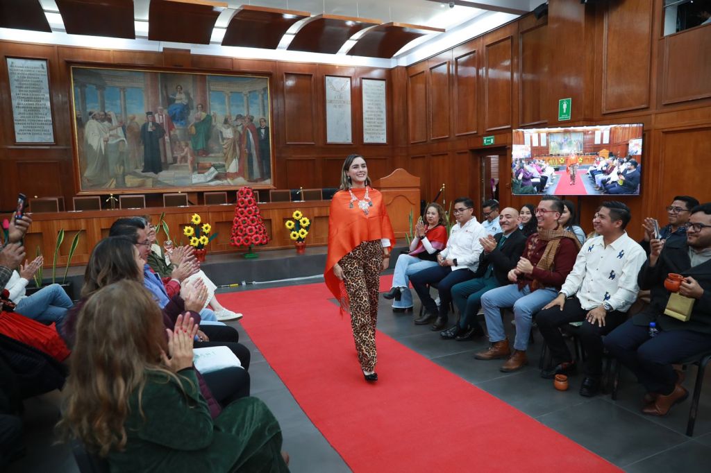 Diputadas protagonizan pasarela para impulsar creaciones mexiquenses de artesanas y&nbsp;artesanos