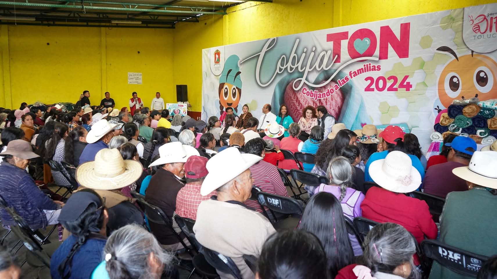 DIF Toluca aporta miles de cobijas a vecinas y vecinos de comunidades