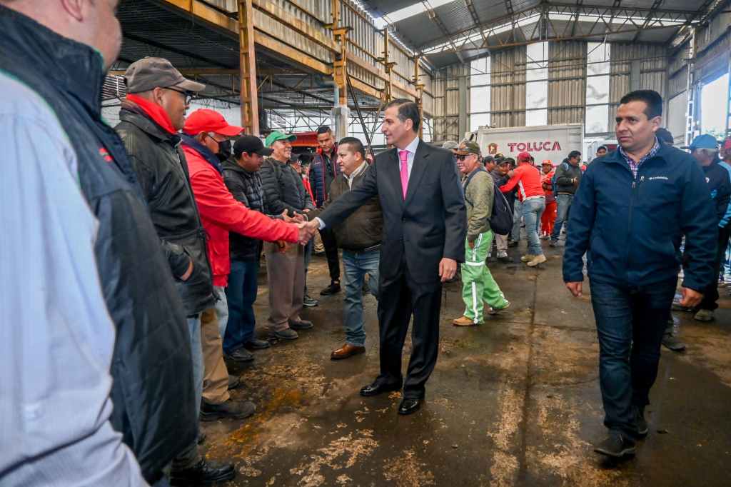 Cierra Juan Maccise gestión al frente de Toluca con entrega de mil uniformes a&nbsp;trabajadores