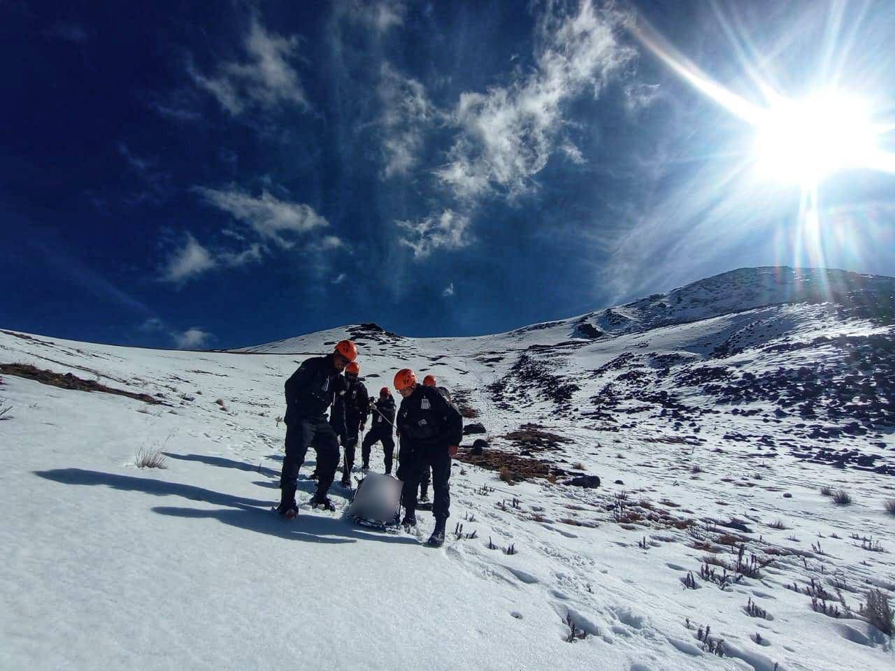 Policía estatal otorga atención a personas lesionadas que subieron al Nevado de Toluca