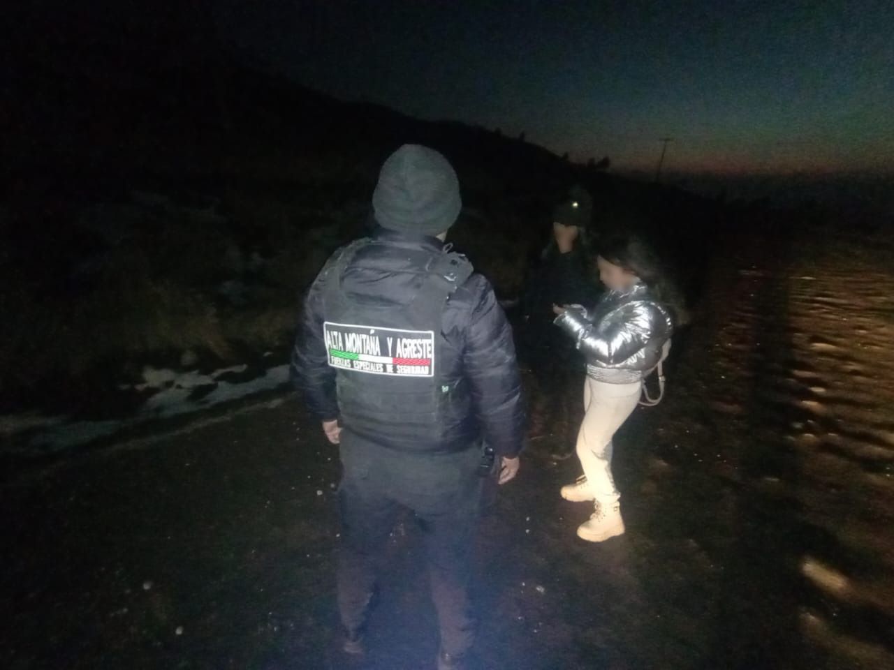 Policía estatal de alta montaña auxilian a dos mujeres de la CDMX que subieron al Xinantécatl