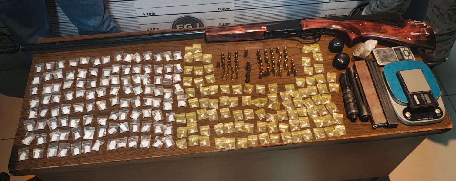 Incursionan en inmueble y aseguran cientos de dosis de cocaína; aseguraron a una mujer