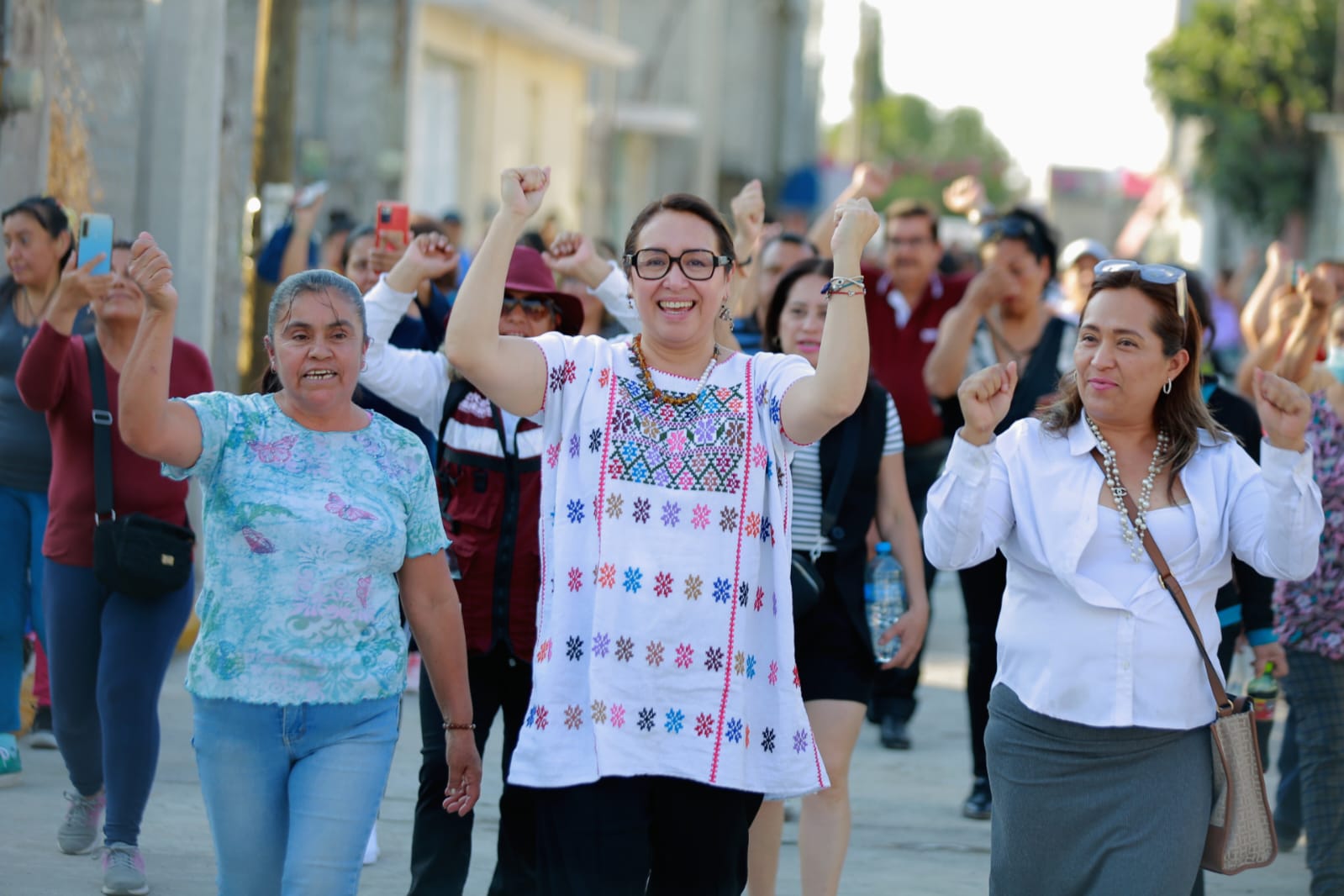 En Ecatepec avanza reacondicionamiento de calles; la alcaldesa Azucena Cisneros asegura que el cambio se emprende con las y los vecinos