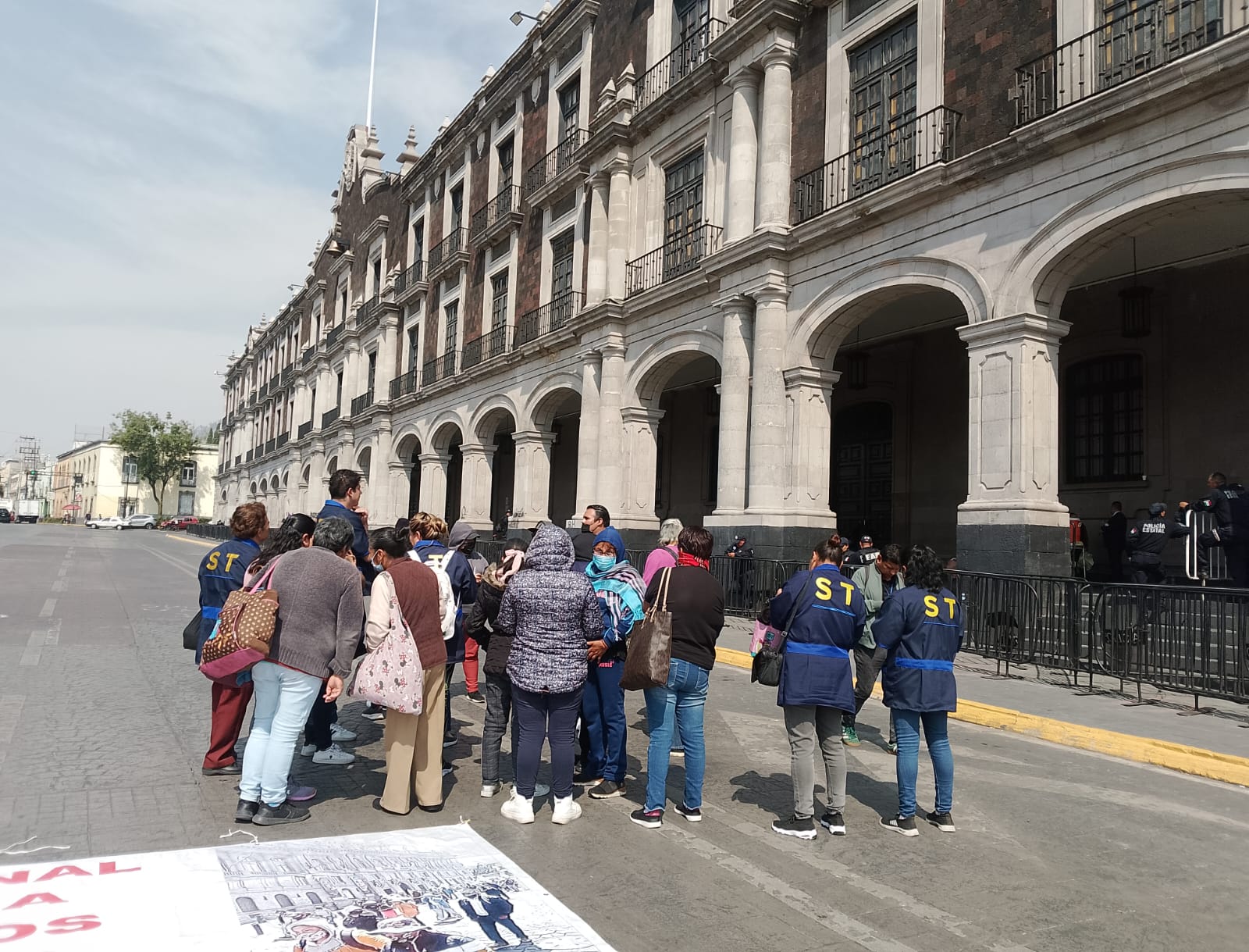 Trabajadores de limpieza de Palacio de Gobierno exigen el pago de su quincena