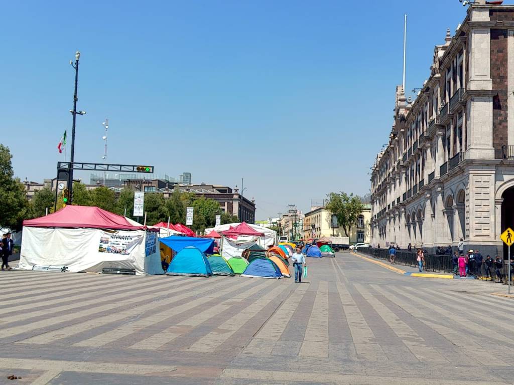 Sin acuerdos UPREZ y GEM; el plantón frente a Palacio&nbsp;continúa