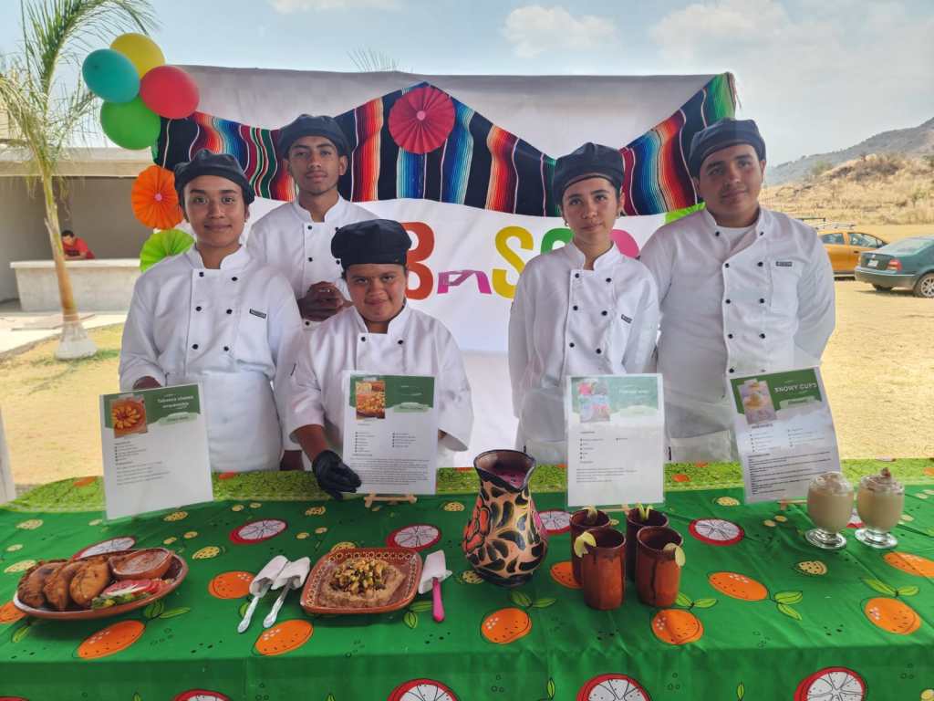 Concurso culinario en Tejupilco catapulta a estudiantes del Telebachillerato; entomatadas, medallón de res con costra de chapulines, mojito de frutos rojos y mousse de chocolate el 1er&nbsp;lugar