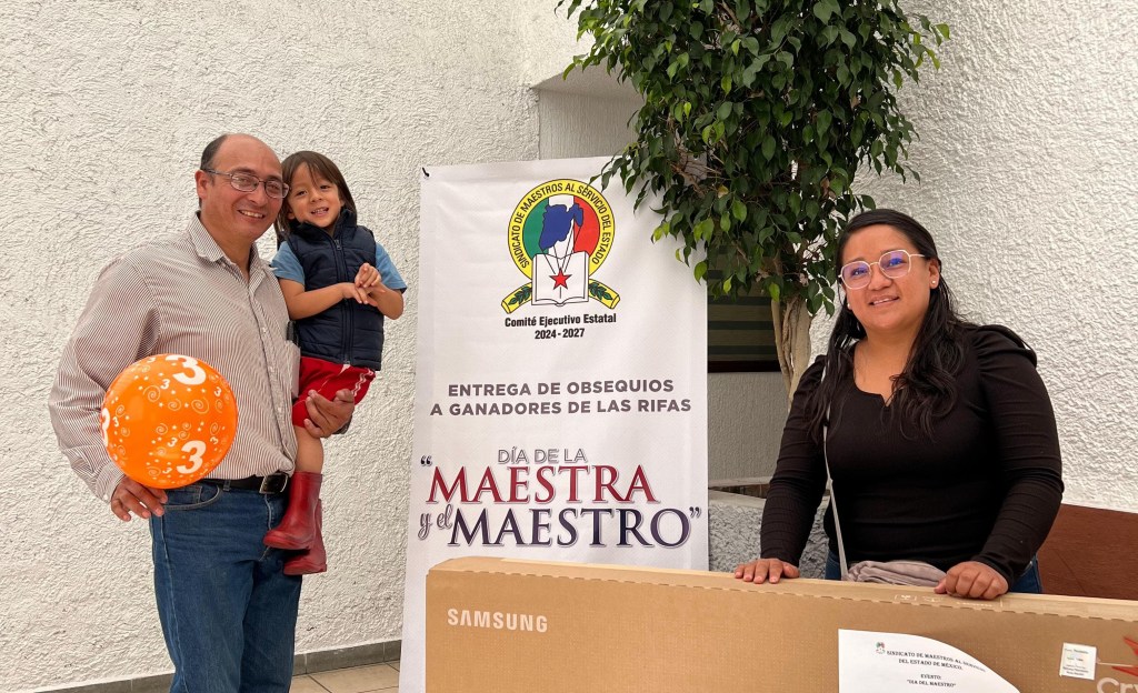 Líder del SMSEM reconoce labor de maestros; entrega automóviles y cientos de&nbsp;obsequios