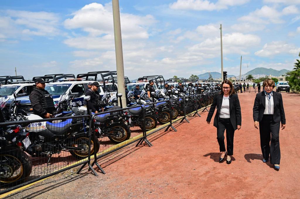 En Ecatepec gobernadora entrega 455 patrullas y motopatrullas  