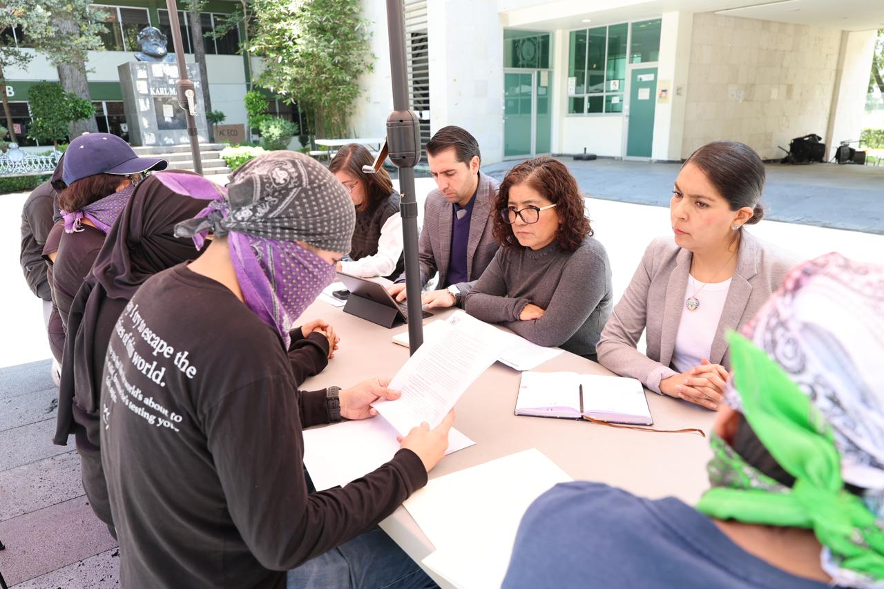 Rectora de UAEMéx entabla diálogo con estudiantes en paro de Facultad de Arquitectura
