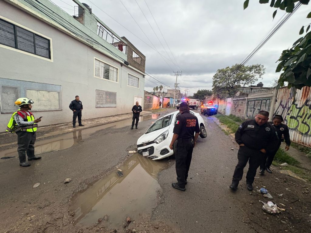 En Ecatepec auto al socavón; bomberos atienden la emergencia en El&nbsp;Chamizal
