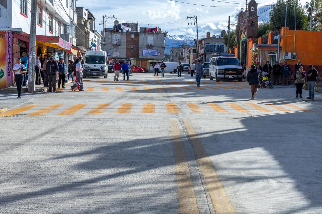Repavimentan calles de Cacalomacán